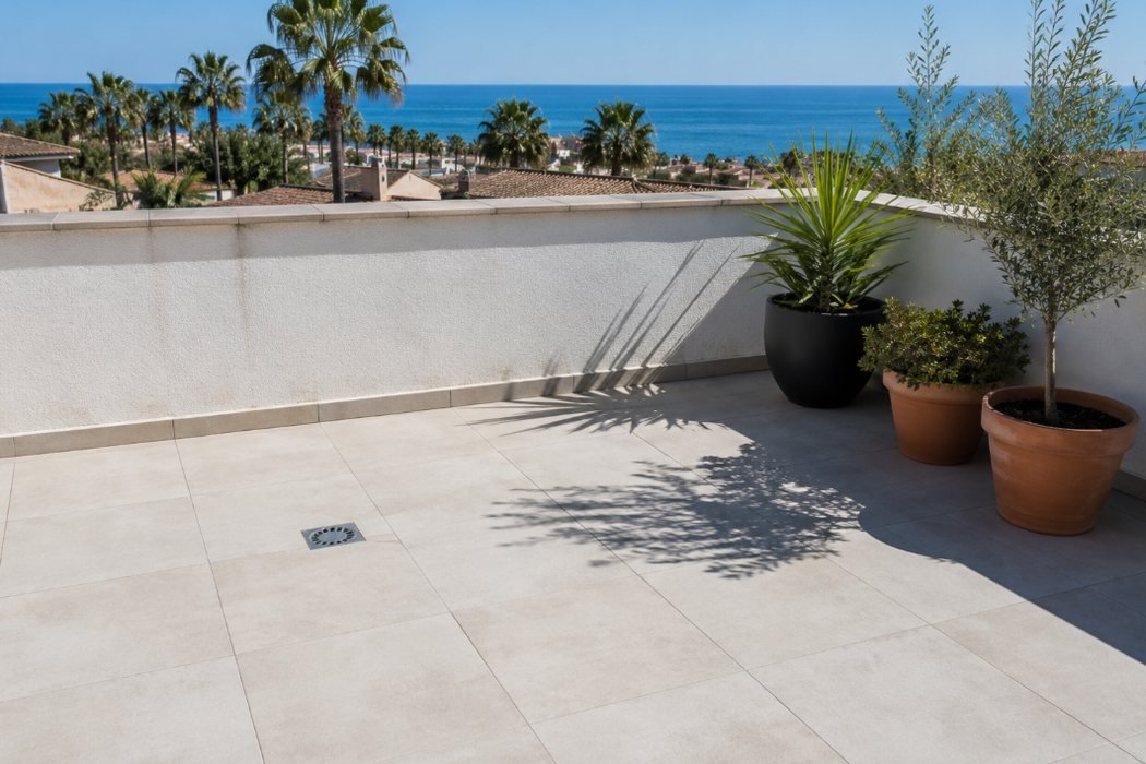 Terraza impermeabilizada y terminada con pavimento nuevo y vistas al mar