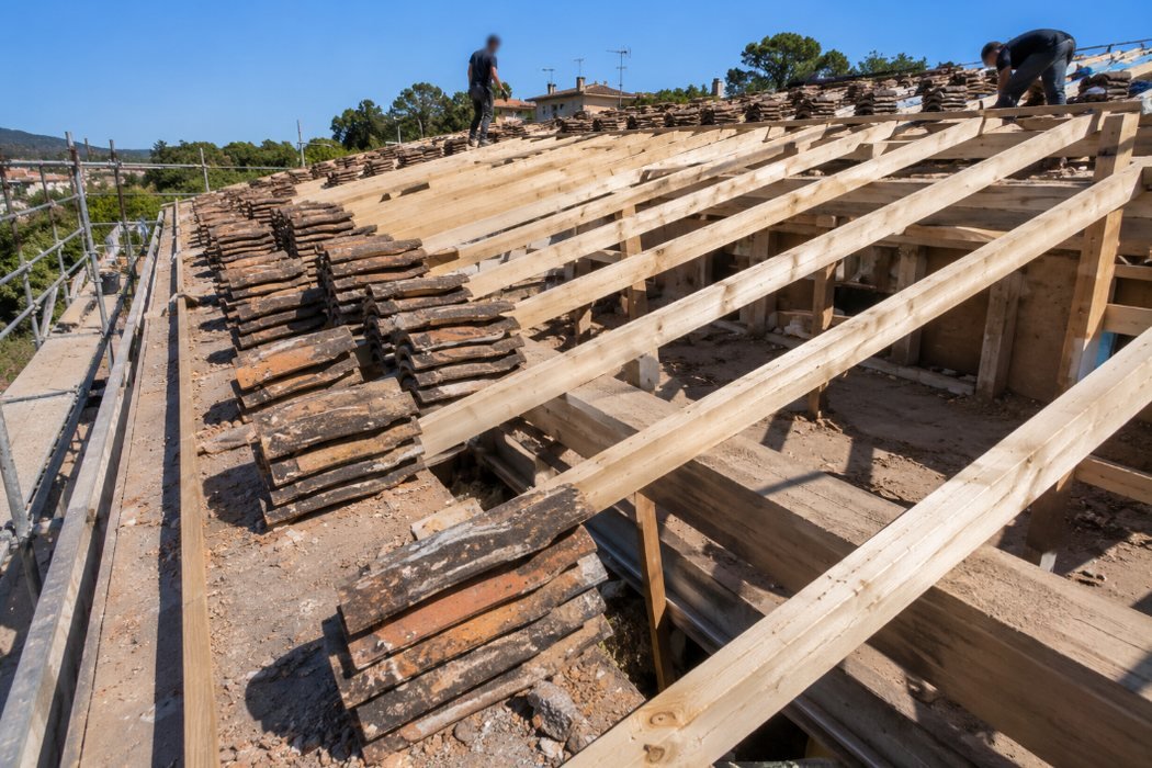 Cubierta desmontada con la estructura de madera nueva colocada